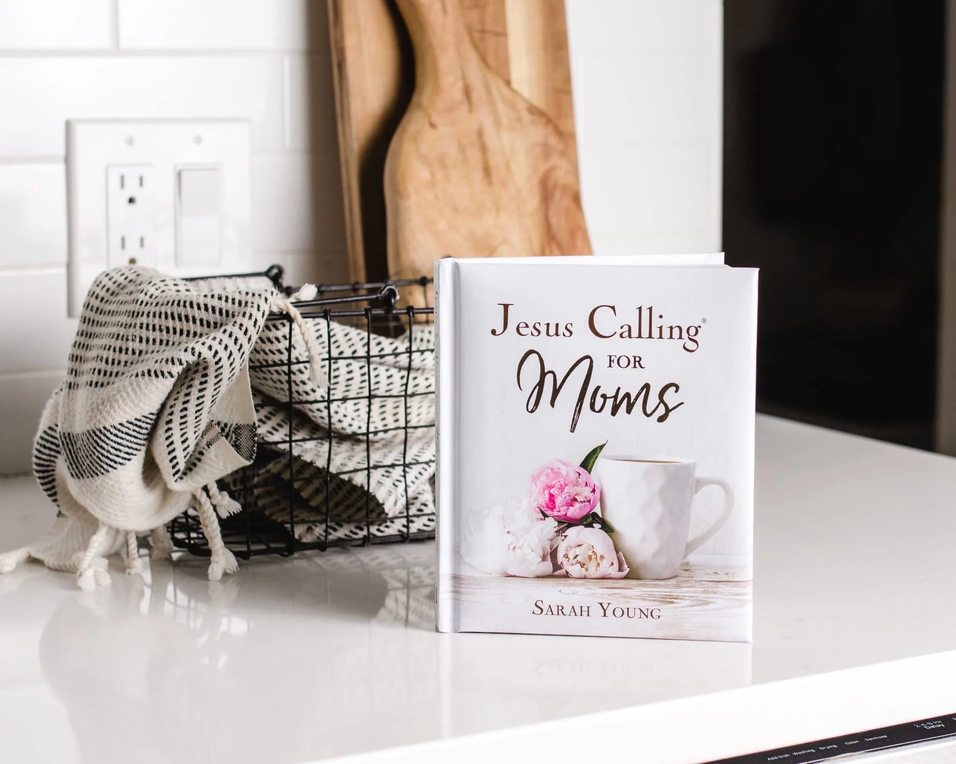 Jesus Calling Jesus Calling for Moms, Padded Hardcover, with Full Scriptures: Devotions for Strength, Comfort, and Encouragement, (Hardcover)