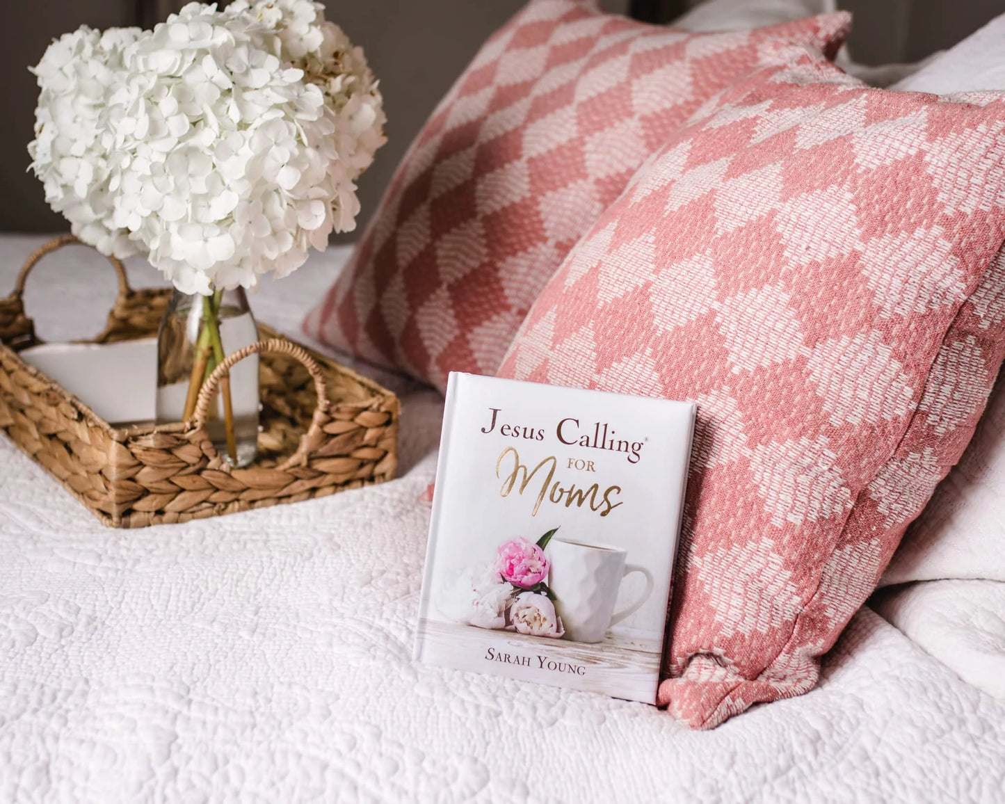 Jesus Calling Jesus Calling for Moms, Padded Hardcover, with Full Scriptures: Devotions for Strength, Comfort, and Encouragement, (Hardcover)